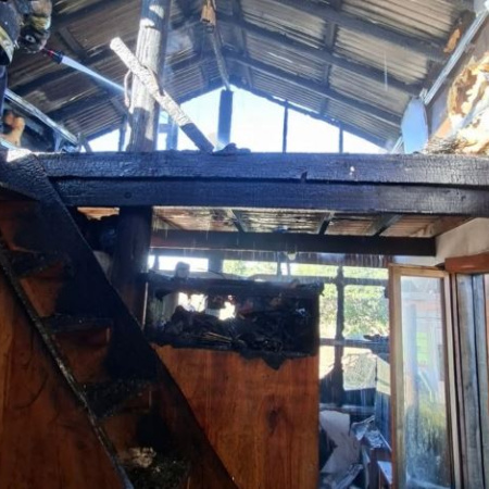 Rápido accionar evitó una tragedia: incendio en una vivienda de Quequén solo dejó daños materiales