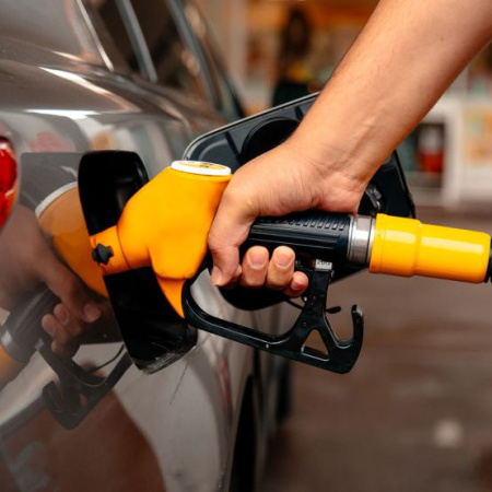 Fuerte suba de combustibles: la nafta súper supera los $2000 y ya aumenta casi 20% en marzo