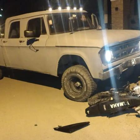 Motociclista con fractura expuesta tras un choque en Quequén: conducía una moto con pedido de secuestro