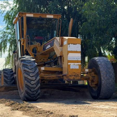 Continúan los trabajos del EMSUR para mantener las calles de tierra de Necochea y Quequén