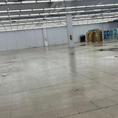 En plena crisis, un supermercado de Necochea se reinventa: canchas de pádel para sostener el empleo