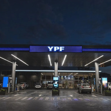 Petroleras acuerdan congelar el precio de los combustibles por 45 días para frenar las subas