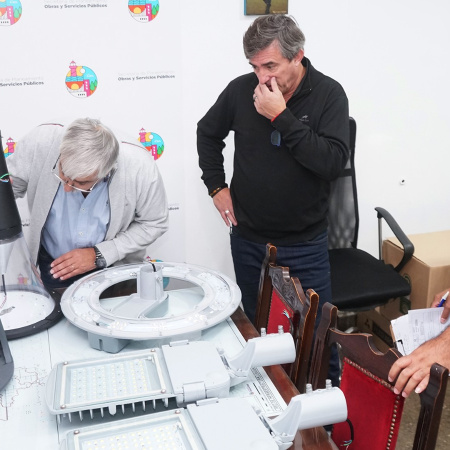 Se licitó el recambio de luminarias en Necochea-Quequén, con tres empresas en evaluación para la obra