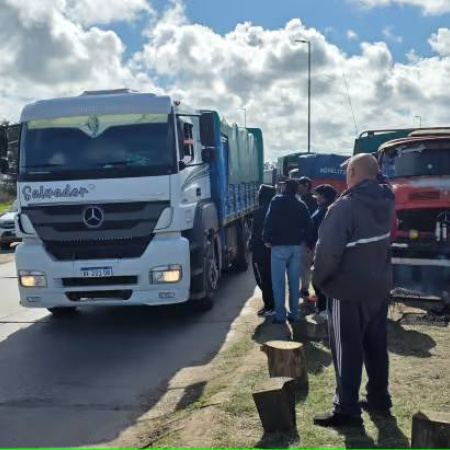 Se profundiza el conflicto: continúa el paro de transportistas en Quequén y crece la tensión en plena cosecha