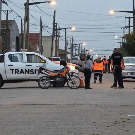 Violento vuelco en calle 57: chocó contra un auto estacionado y terminó en el hospital
