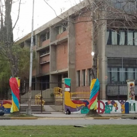 Violencia escolar en el centro: peleas entre estudiantes, tensión y presencia policial