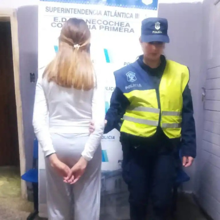 Violento episodio en una comisaría: una mujer fue aprehendida tras agredir a dos personas