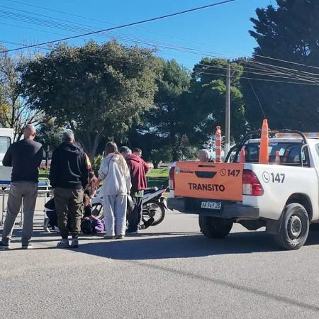 Dos accidentes en la ciudad: un auto terminó sobre la vereda y un motociclista fue hospitalizado