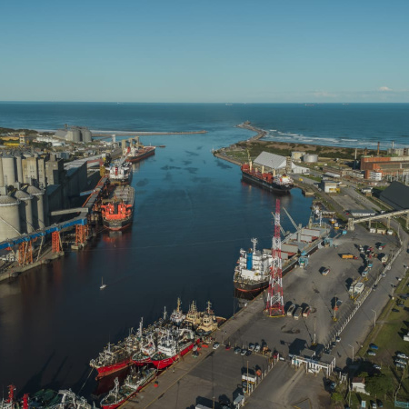 Puerto Quequén completo: con operatividad total y previsibilidad logística, los seis muelles operan en simultáneo