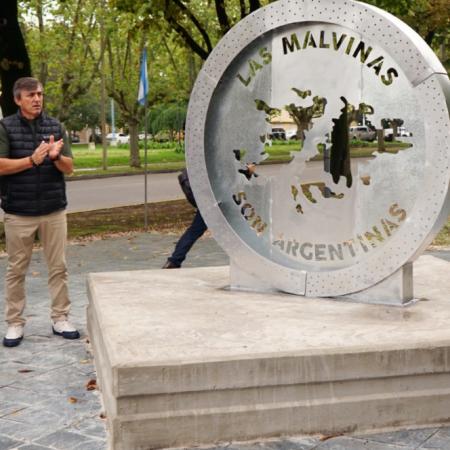 Necochea homenajeó a los héroes de Malvinas con un nuevo monumento y ofrendas florales