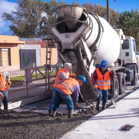 Puerto de Quequén avanza con la obra de bacheo en la Av. Almirante Brown para optimizar la logística y el tránsito urbano.