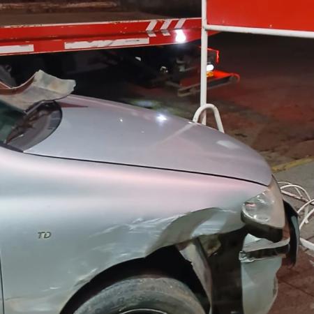 Conductor alcoholizado impactó contra un auto estacionado y un cartel