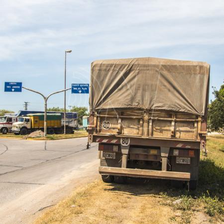 Se destrabó el conflicto del transporte de granos en Puerto Quequén y se normaliza la actividad