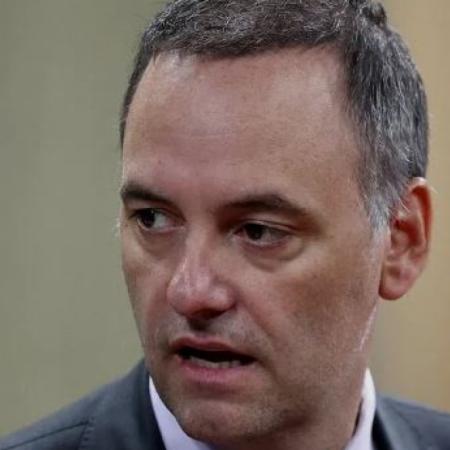 Denuncian a Manuel Adorni por presionar a un testigo y piden su detención