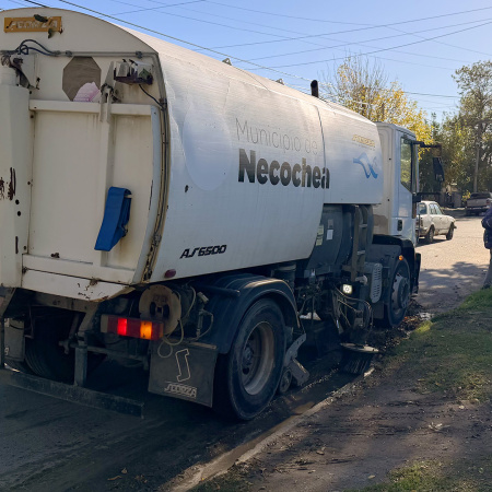 Limpieza urbana: articulan el trabajo entre barredoras y cuadrillas para mantener la ciudad en condiciones
