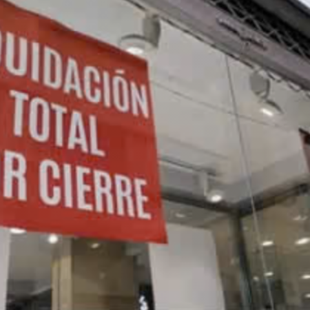El centro de Necochea se llena de carteles de “liquidación por cierre” y expone el freno del consumo