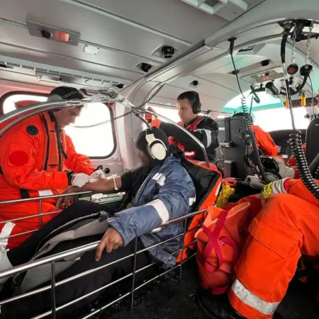 Prefectura evacuó de urgencia a un tripulante de un carguero frente a Quequén