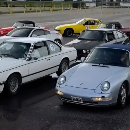 Más de 40 autos clásicos y deportivos revolucionaron Quequén con el paso de las “300 Millas Sport”