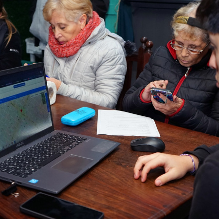 Se brindó una jornada de capacitación e instalación del botón antipánico para vecinos del Barrio 9 de Julio