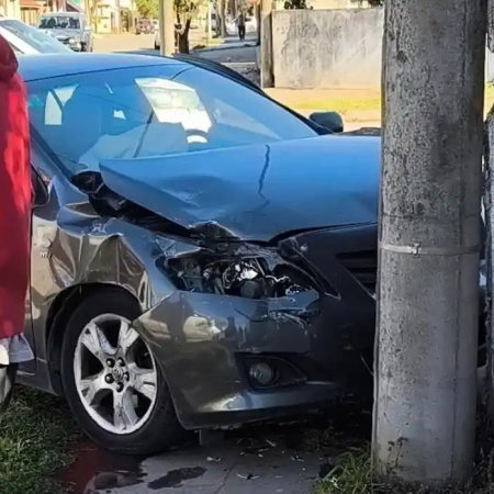 Fuerte choque entre una camioneta y un auto en la esquina de 67 y 44