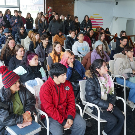 La gestión municipal sostiene las becas estudiantiles y acompaña a 150 jóvenes del distrito