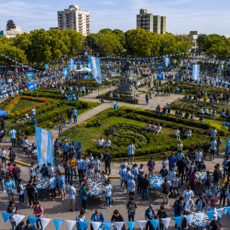 Preparan un mega intercambio de figuritas del Mundial en la Plaza Dardo Rocha