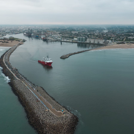 Quequén se proyecta al desarrollo energético: partió el buque Skandi Hera rumbo a Punta Colorada