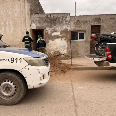Allanamientos por picadas: secuestraron motos, autopartes robadas, cocaína y aprehendieron a dos jóvenes