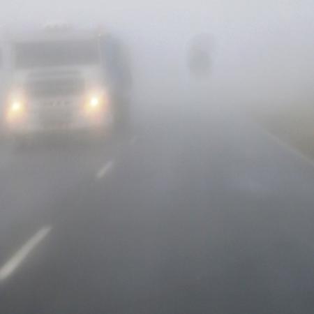 Alerta por niebla en Necochea y la región: advierten por fuerte reducción de visibilidad durante la madrugada y mañana del martes
