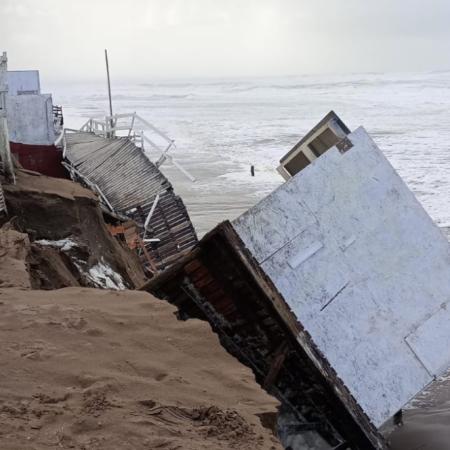 Temporal en Necochea: clausuran accesos a Kabryl y Costa Bonita por riesgo de derrumbes