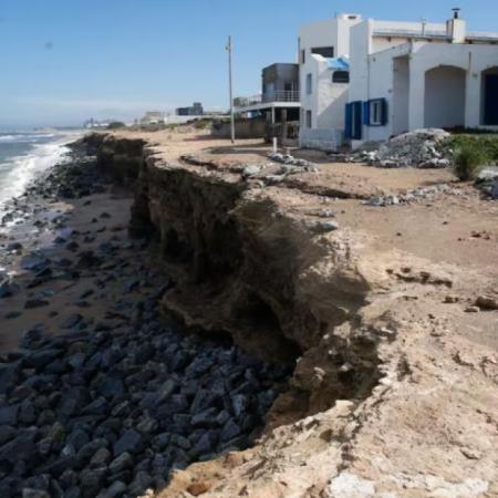 Carrillo confirmó obras contra la erosión costera y aseguró que el Puerto financiará la recuperación de la Av. Almirante Brown