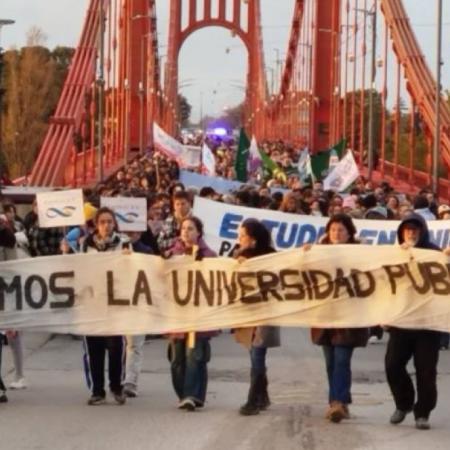 La comunidad educativa marchó en Necochea y Quequén en defensa de la universidad pública y la ciencia
