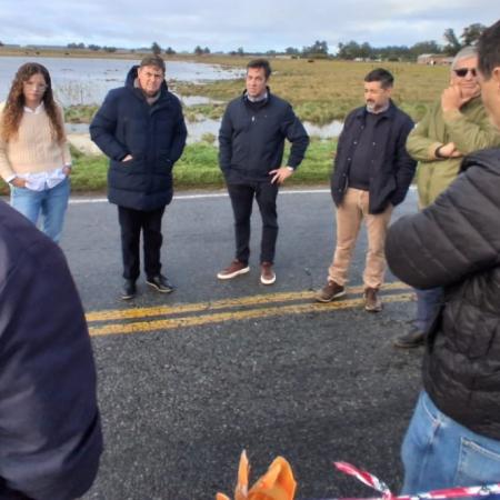Intendentes de Necochea y San Cayetano, junto a funcionarios, se reunieron en la Ruta 228 por el grave anegamiento que mantiene cortado el tránsito