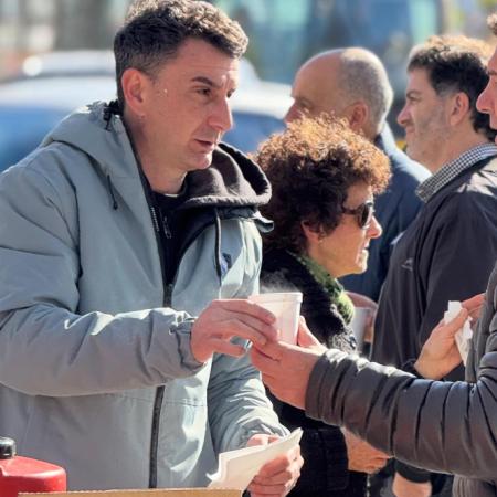 Polémica en Necochea: críticas a concejales libertarios por repartir pastelitos mientras avanza la quita de la Zona Fría