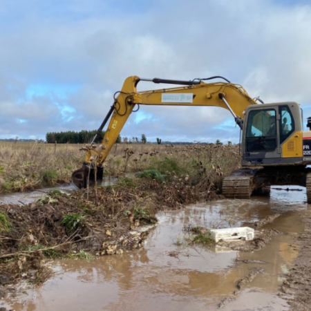El municipio profundiza los trabajos en caminos rurales y redobla esfuerzos tras la emergencia hídrica
