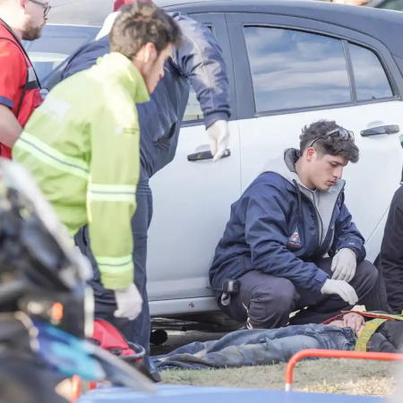 Accidente en la avenida 75: una ciclista quedó atrapada debajo de un automóvil y debió ser hospitalizada