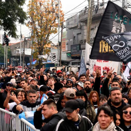 Cientos de miles de fanáticos y kilómetros de fila para despedir al Indio