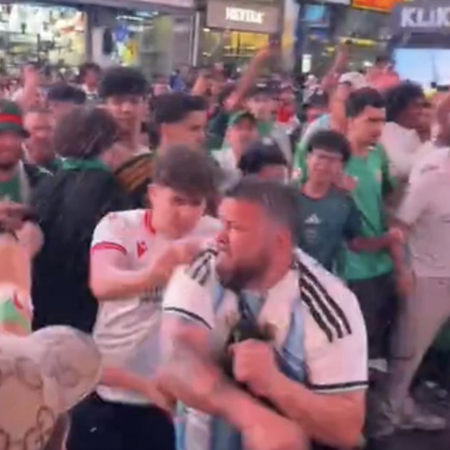 Incidentes entre hinchas argentinos y argelinos en Times Square antes del debut mundialista