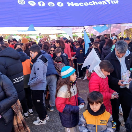 La Plaza se puso en «Modo Mundial» con un intercambio de figuritas que convocó a toda la familia