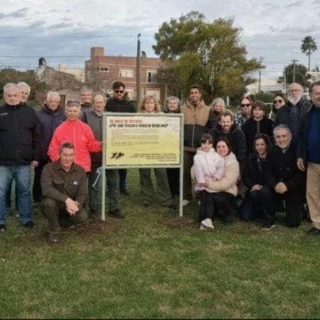 Plaza Crucero General Belgrano: inauguraron un cartel homenaje para mantener viva la memoria de los 323 caídos
