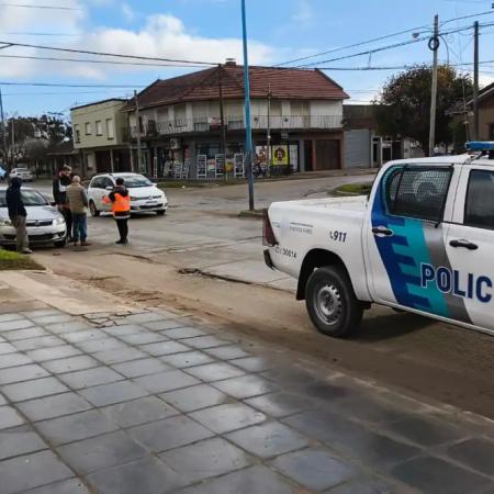 Choque entre un remís y una moto en 75 y 70: un joven sufrió lesiones leves y secuestraron el rodado por falta de seguro