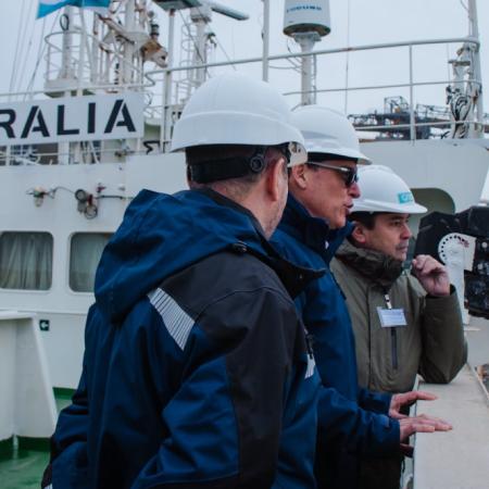 Puerto Quequén concretó una nueva gran exportación de soja a China: Carrillo recorrió la operatoria del buque "Seralia"