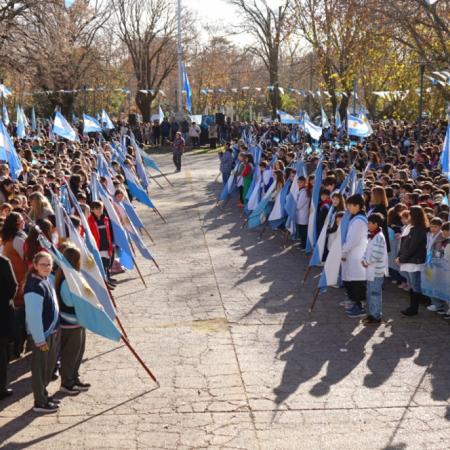 Más de mil alumnos de todo el distrito declararon lealtad a la Bandera Argentina