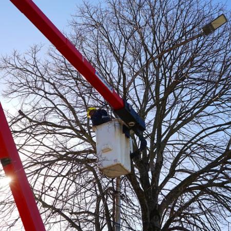 Con una importante inversión municipal, comenzó el recambio de luminarias en calles, avenidas y espacios públicos