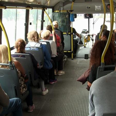 Acuerdo por el transporte: los trabajadores de los “micros verdes” pasarán a la empresa de los “azules” y el servicio se normalizará este martes