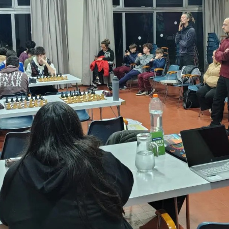La Escuela Municipal de Ajedrez incorporó por primera vez tableros y relojes profesionales para competencias