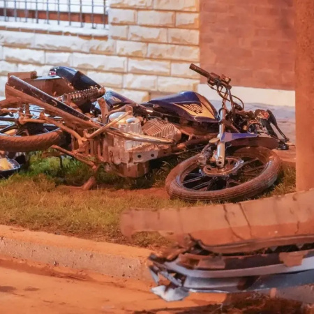 Motociclista hospitalizado tras chocar con una camioneta en 73 y 40: el casco evitó consecuencias mayores