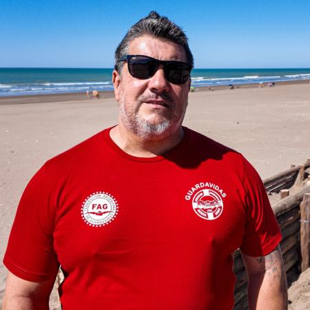 Mientras Necochea enfrenta el frío polar, decenas de guardavidas locales trabajan bajo el intenso verano europeo
