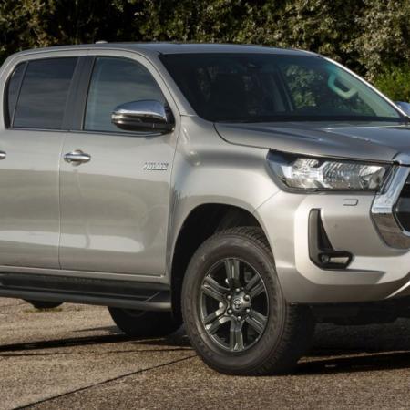 Buscan una camioneta que fue robada a mano armada frente a un comercio