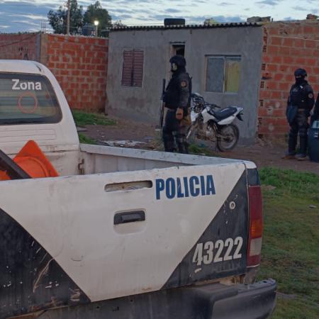 Dos allanamientos permitieron esclarecer robos, recuperar una moto y materiales de construcción en Necochea y Quequén